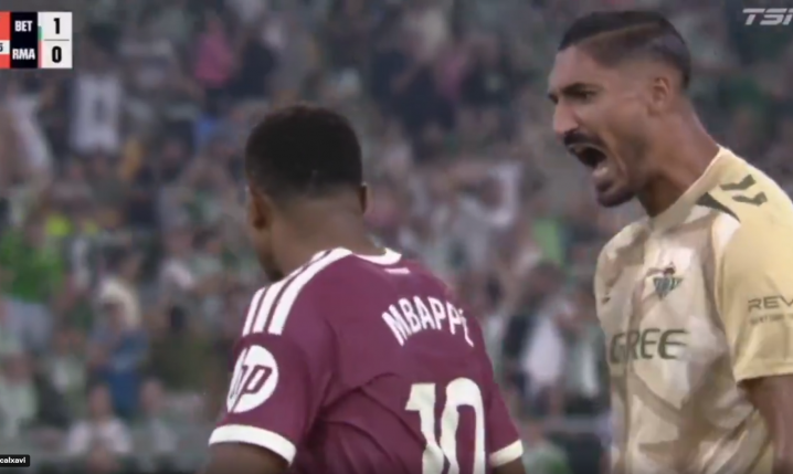 REAKCJA piłkarza Realu Betis po NIETRAFIONYM KARNYM przez Kyliana Mbappe xD [VIDEO]